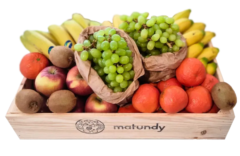 Cesta de frutas frescas de temporada para regalar.